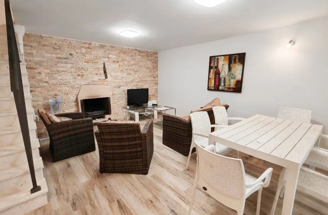 Izdavanje, četvorosoban stan, 100m², Rijeka Reževići, Budva