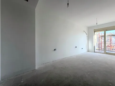 Neopremljena prostorija u izgradnji sa bijelim zidovima i balkonskim vratima. - image 13