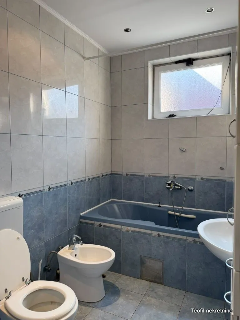 Kupatilo opremljeno kadom, umivaonikom, WC šoljom i bideom.