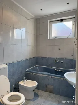 Kupatilo opremljeno kadom, umivaonikom, WC šoljom i bideom. - image 18