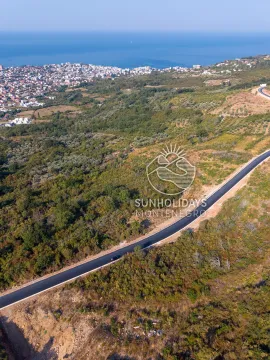 Vazdušni pogled na plac, šumoviti predio i obalu mora u daljini. - image 7