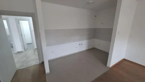 Prazna kuhinja sa pločicama na zidu i podu. - image 4