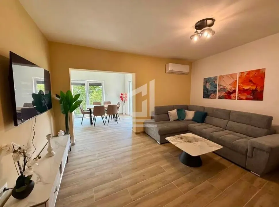 Izdavanje, dvosoban stan, 80m², Centar, Budva