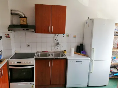 Mala funkcionalna kuhinja sa drvenim elementima i bijelom tehnikom. - image 2