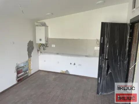 Prazna prostorija u fazi renoviranja sa instalacijama i postavljenim podom. - image 3