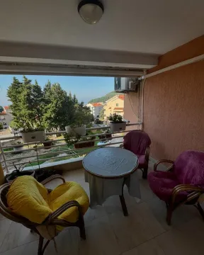 Natkrivena terasa sa garniturom za sjedenje i pogledom na okolinu. - image 4