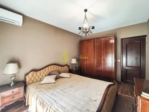 Prostrana spavaća soba sa bračnim krevetom, garderoberom i noćnim stočićima. - image 11