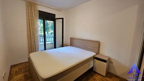 Namještena spavaća soba sa bračnim krevetom i izlazom na terasu. - image 8
