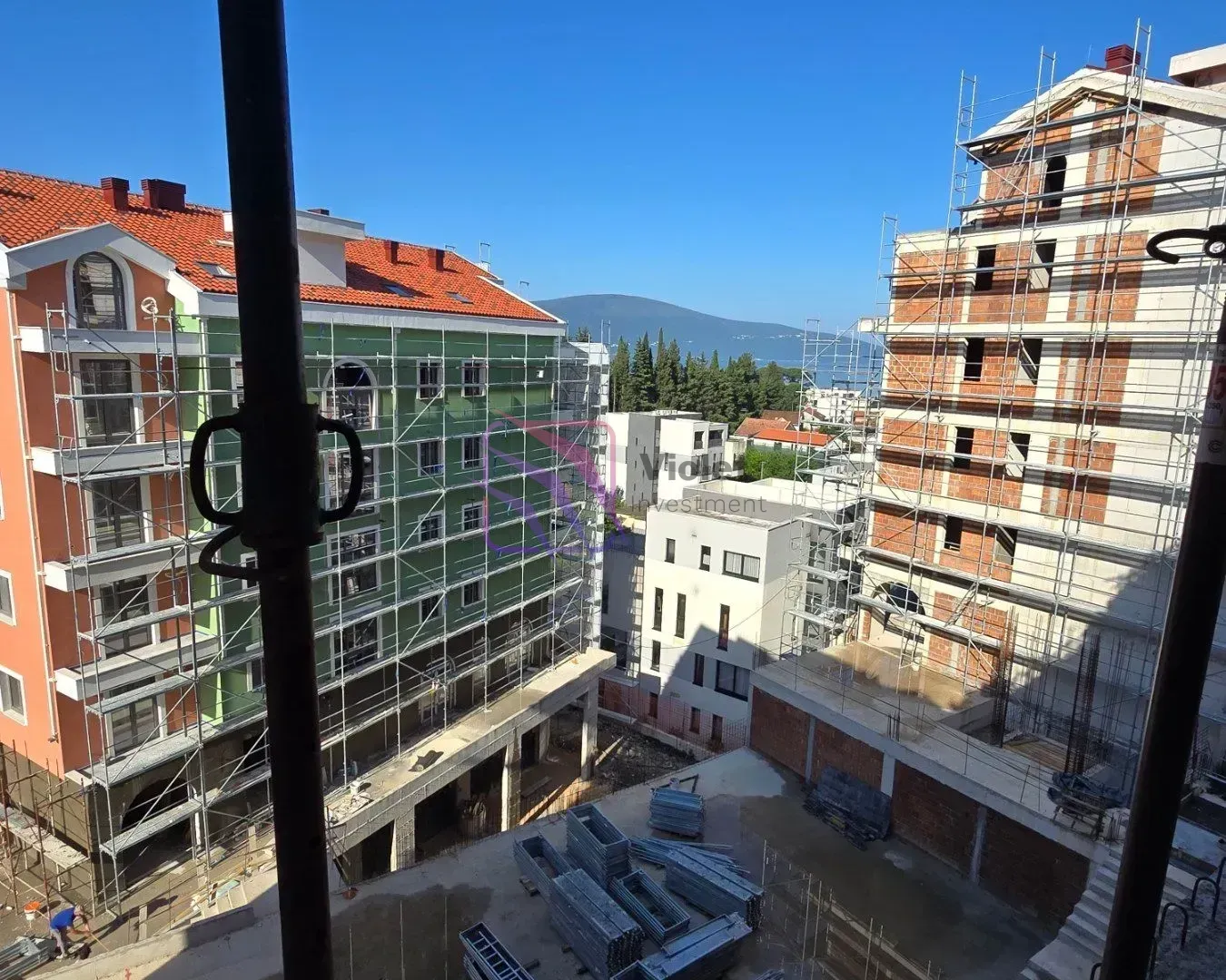 Pogled iz objekta na okolne zgrade u izgradnji i gradilište.