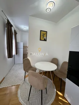 Trpezarija sa okruglim stolom i četiri stolice u sklopu kuhinje. - image 4