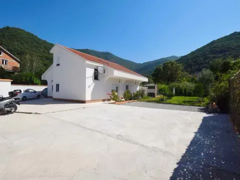 Kuća in Donja Lastva