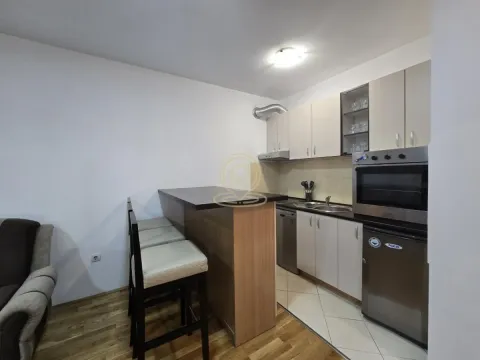 Manja kuhinja sa šankom i ugradnim elementima. - image 6