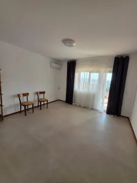 Prazna dnevna soba sa pločicama na podu i izlazom na terasu. - image 17
