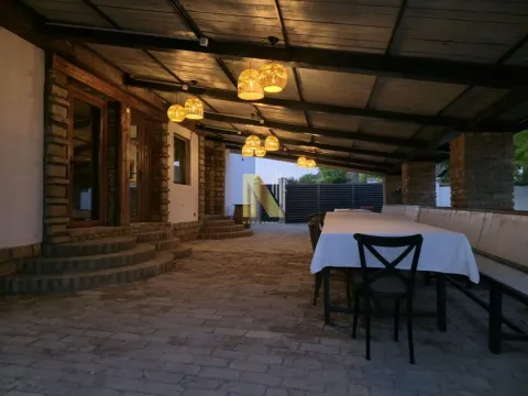 Natkrivena terasa sa stolovima i klupama za sedenje. - image 6