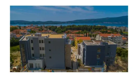 Pogled iz vazduha na nove stambene zgrade sa pogledom na more. - image 19