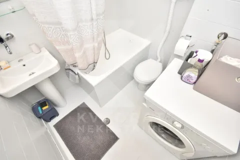 Manje kupatilo sa kadom, umivaonikom, toaletom i veš mašinom. - image 11