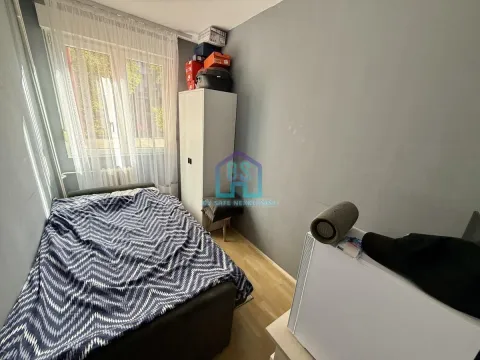 Manja spavaća soba sa krevetom i ormarom. - image 18