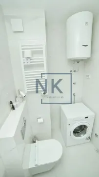 Bijelo kupatilo sa veš mašinom, bojlerom i sanitarijama. - image 10