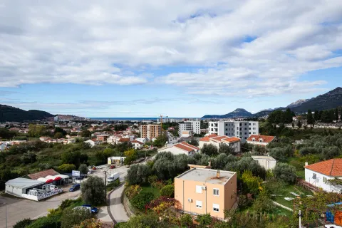 Pogled sa terase na naselje, zelenilo i okolne planine. - image 23