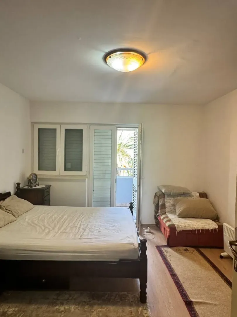 Furnished bedroom with a double bed and access to the terrace.