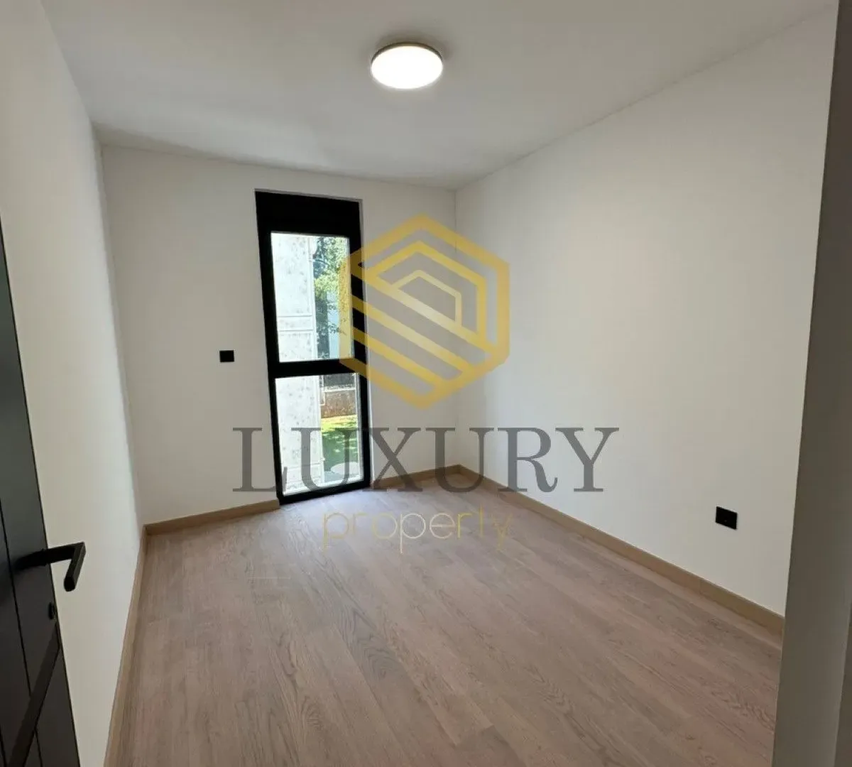 Izdavanje, trosoban stan, 111m², Zagorič, Podgorica