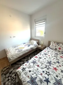 Spavaća soba sa dva kreveta za jednu osobu i prozorom. - image 7