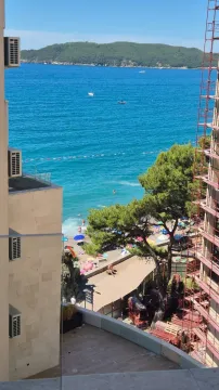 Pogled na more i plažu sa terase. - image 2