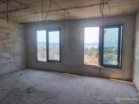 Neopremljena prostorija u izgradnji sa prozorima i pogledom na more. - image 2