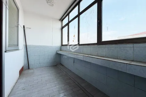 Zastakljeni balkon sa pločicama na podu i zidovima. - image 7