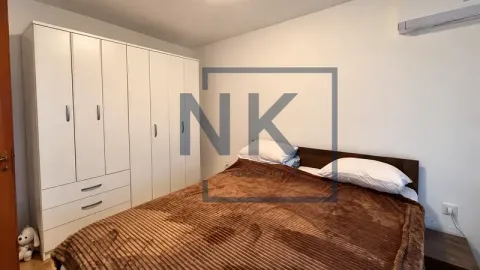 Namještena spavaća soba sa bračnim krevetom i velikim bijelim garderoberom. - image 4