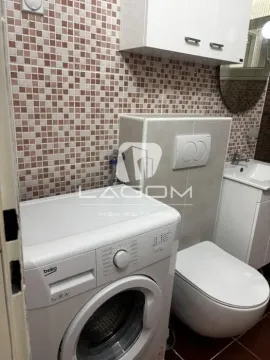 Kupatilo opremljeno sanitarijama, umivaonikom i veš mašinom. - image 8