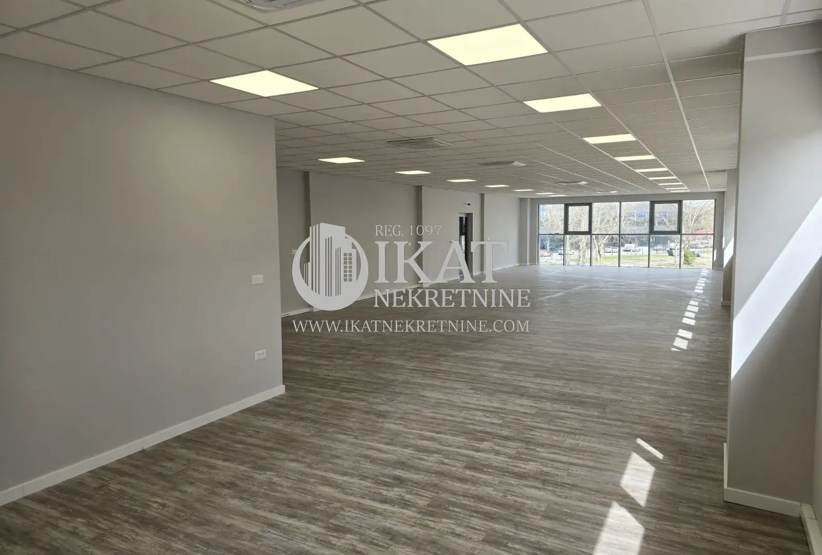 Izdavanje, poslovni prostor, 180m², Batajnica, Beograd