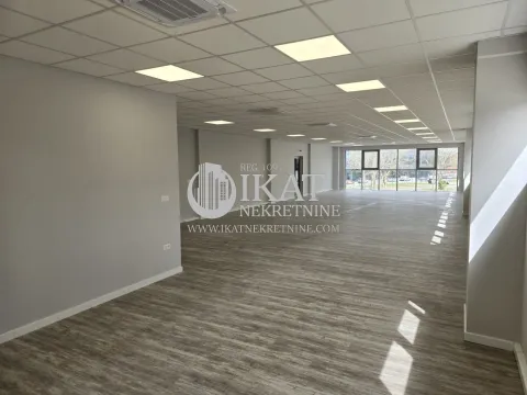 Izdavanje, poslovni prostor, 180m², Batajnica, Beograd