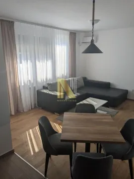 Dnevni boravak sa trpezarijom i garniturom za sedenje. - image 2