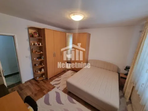 Spavaća soba sa bračnim krevetom, velikim garderoberom i policama. - image 13