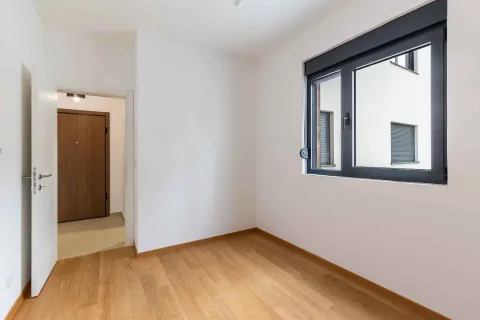 Prazna soba sa bijelim zidovima, parketom i prozorom. - image 7