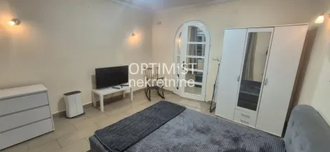 Nameštena spavaća soba sa bračnim krevetom, garderoberom i televizorom. - image 2