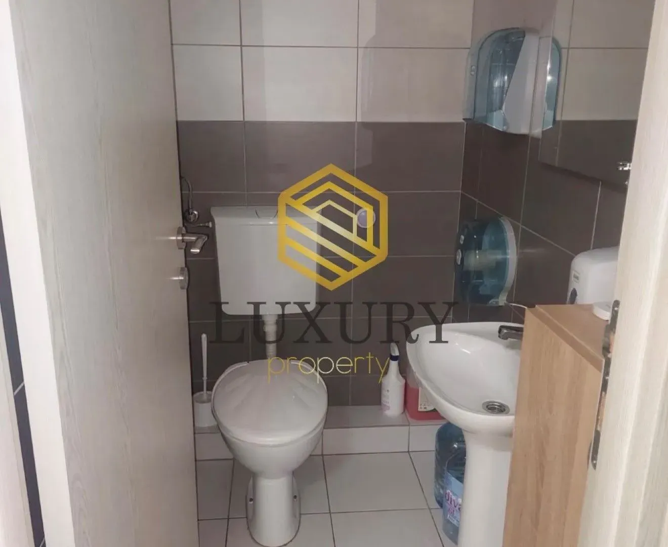 Izdavanje, poslovni prostor, 172m², 1 maj, Podgorica