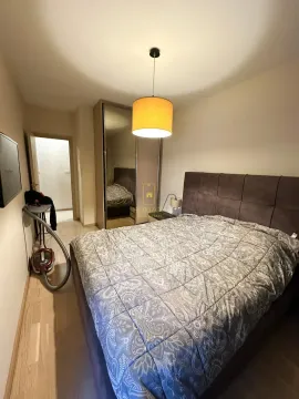 Spavaća soba sa bračnim krevetom, garderoberom i vidljivim neredom. - image 7