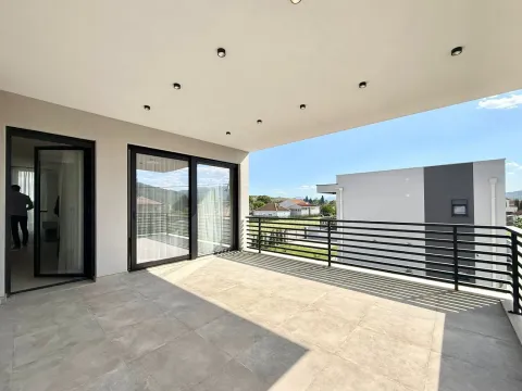 Prodaja, kuća, 220m², Gornja Gorica, Podgorica - image 11