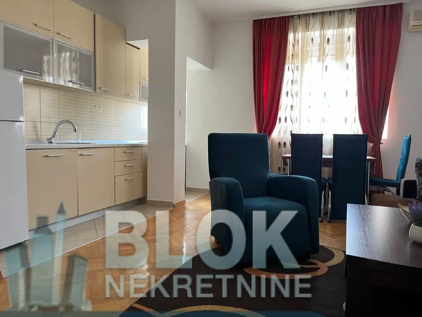 Dnevni boravak sa kuhinjom i trpezarijom.