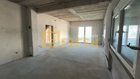 Nezavršena prostorija u sivoj fazi sa prozorima i betonskim stropom. - image 3