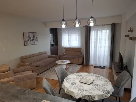 Prostrana dnevna soba povezana sa trpezarijom i garniturom za sedenje. - image 13