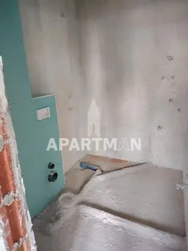 Nepotpuna prostorija u fazi izgradnje sa instalacijama i gipsanim pločama. - image 4