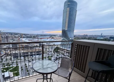 Namešten balkon sa stolom, stolicama i pogledom na grad. - image 11