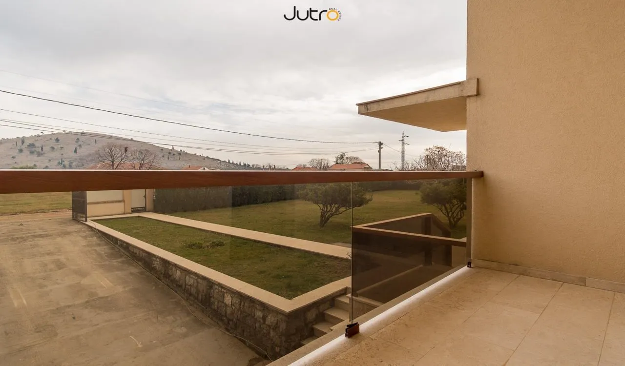 Rent, house, 170m², Dajbabe, Podgorica