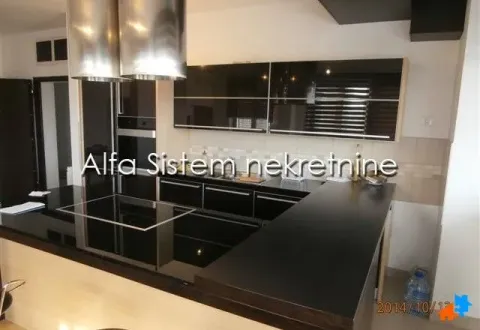 Moderna kuhinja sa crnim elementima i ostrvom. - image 7