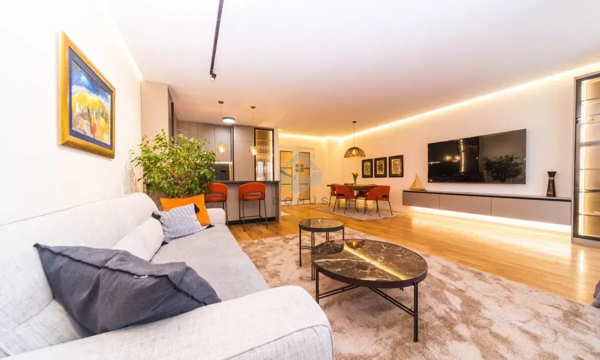 Izdavanje, dvosoban stan, 108m², Central Point, Podgorica