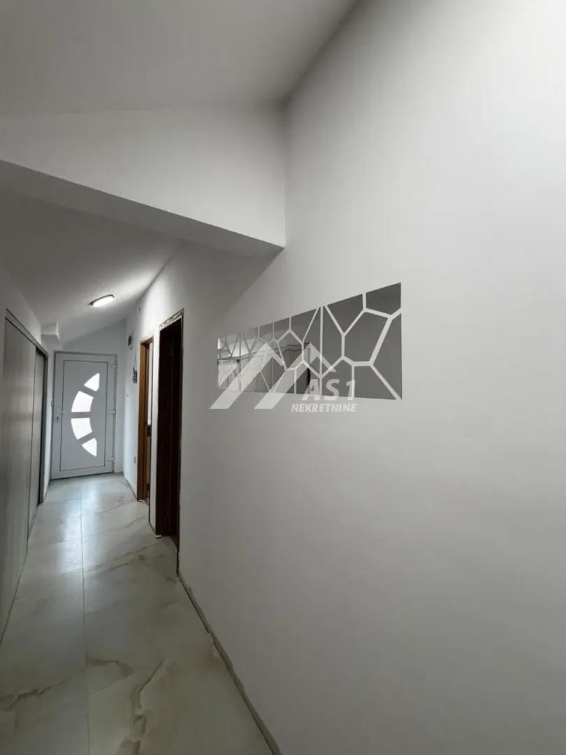 Izdavanje, trosoban stan, 65m², Salajka, Novi Sad Sve Podlokacije