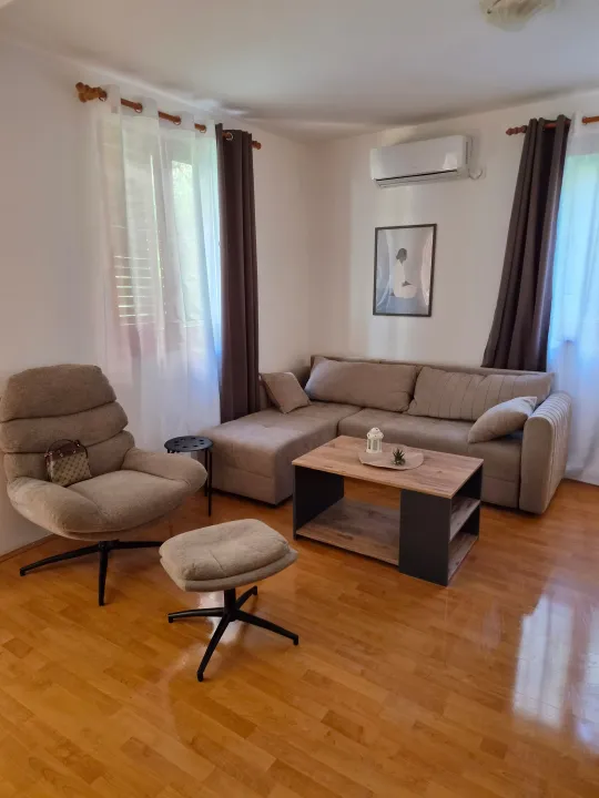 Izdavanje, jednosoban stan, 43m², Bečići, Budva